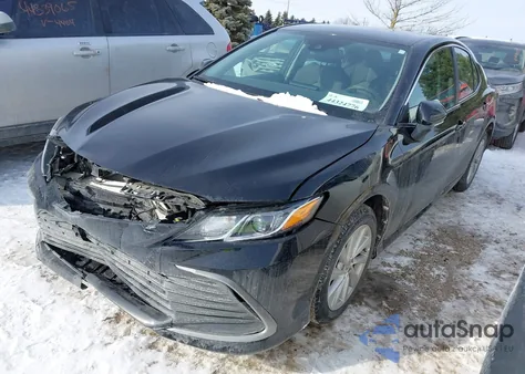 2024 Toyota Camry Le z USA, uszkodzony, nr VIN 4T1R11BK8RU110238